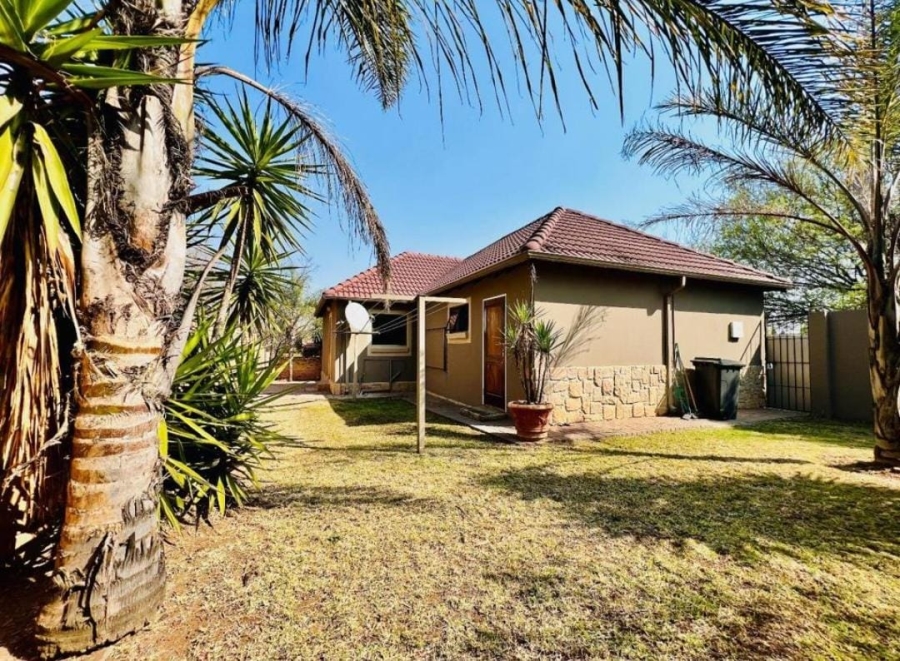 To Let 4 Bedroom Property for Rent in Greenstone Hill Gauteng