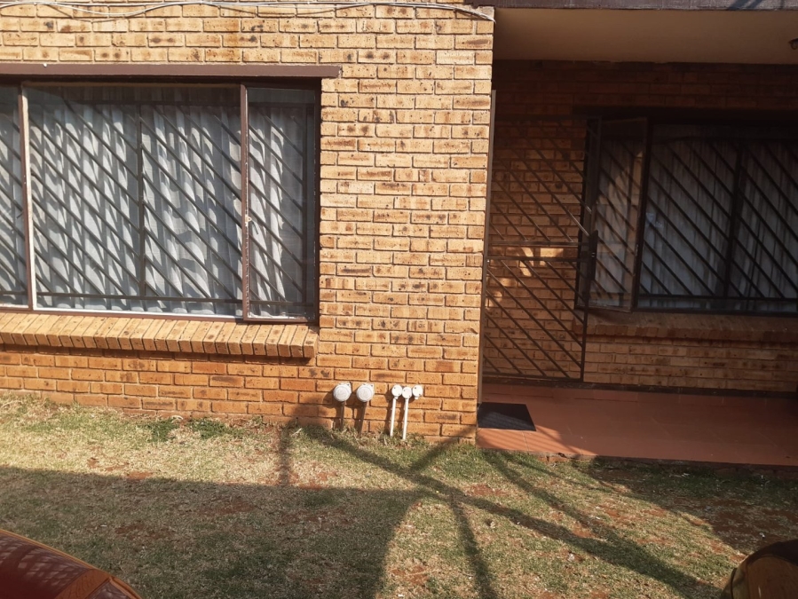 To Let 2 Bedroom Property for Rent in Meredale Gauteng