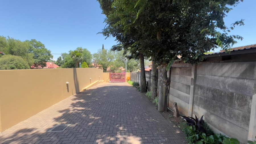 To Let 2 Bedroom Property for Rent in Mondeor Gauteng