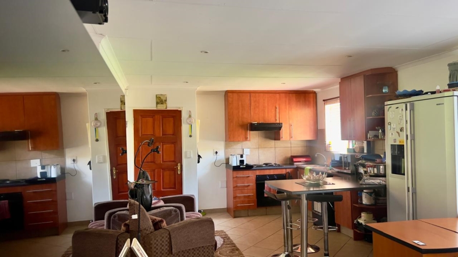 To Let 2 Bedroom Property for Rent in Mondeor Gauteng