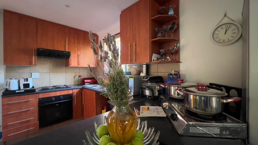 To Let 2 Bedroom Property for Rent in Mondeor Gauteng