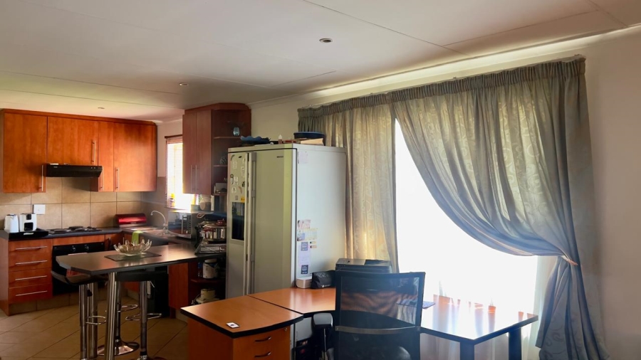 To Let 2 Bedroom Property for Rent in Mondeor Gauteng