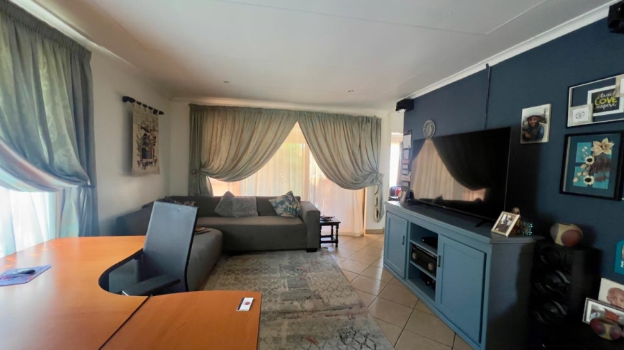 To Let 2 Bedroom Property for Rent in Mondeor Gauteng