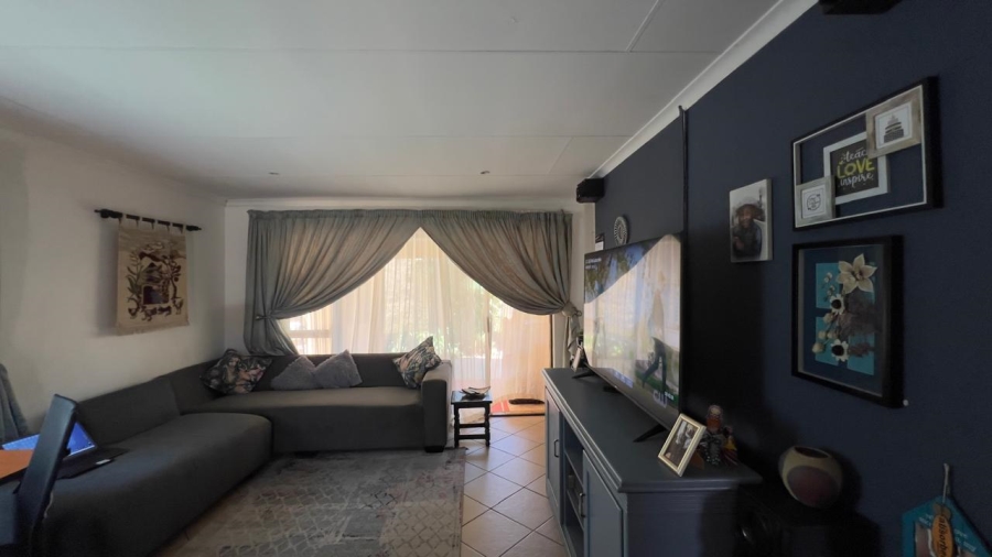 To Let 2 Bedroom Property for Rent in Mondeor Gauteng
