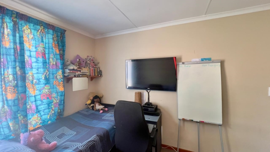 To Let 2 Bedroom Property for Rent in Mondeor Gauteng