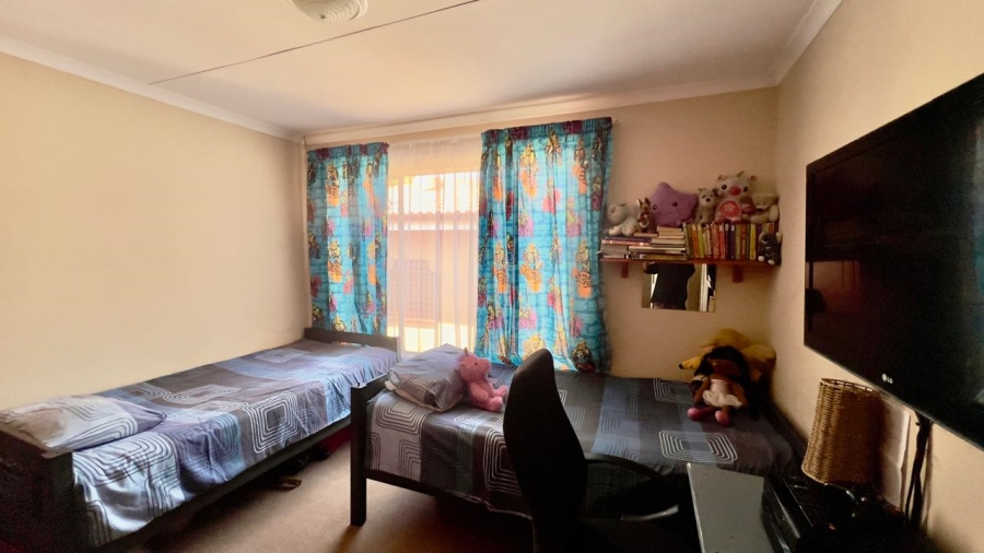 To Let 2 Bedroom Property for Rent in Mondeor Gauteng