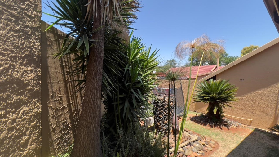 To Let 2 Bedroom Property for Rent in Mondeor Gauteng