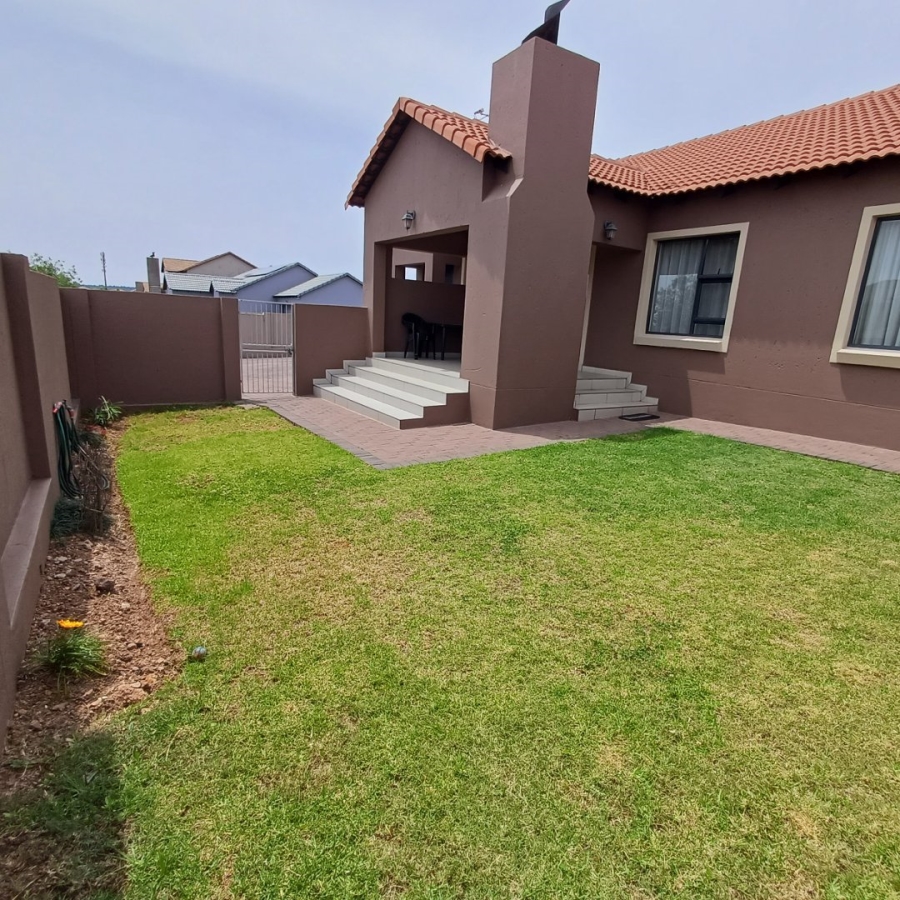 To Let 3 Bedroom Property for Rent in Thatchfield Hills Gauteng