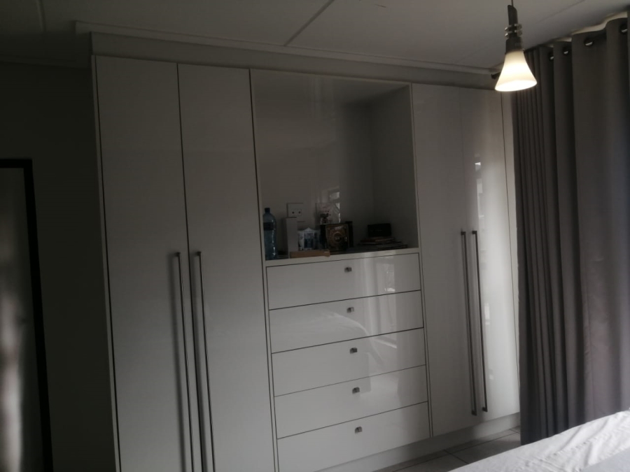 To Let 2 Bedroom Property for Rent in Waterfall Gauteng