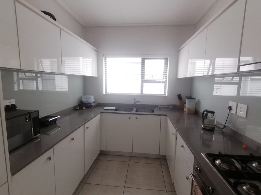 To Let 2 Bedroom Property for Rent in Waterfall Gauteng