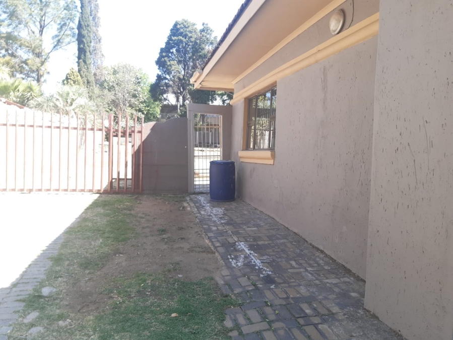 4 Bedroom Property for Sale in Mondeor Gauteng