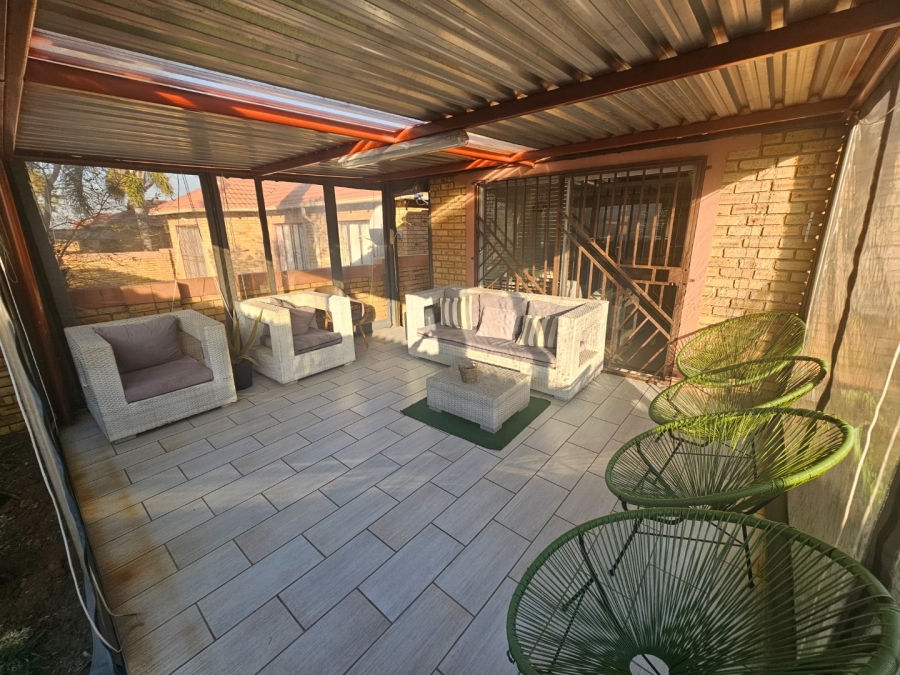 To Let 3 Bedroom Property for Rent in Heuwelsig Estate Gauteng