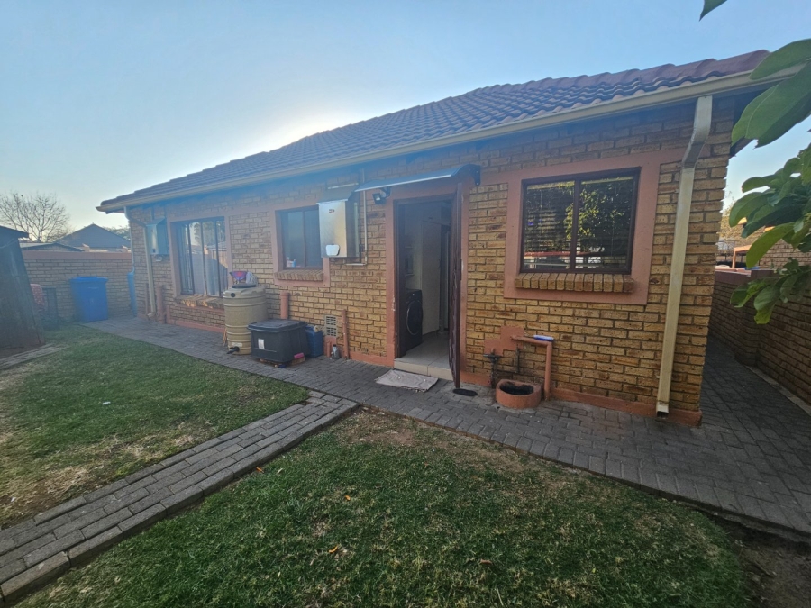 To Let 3 Bedroom Property for Rent in Heuwelsig Estate Gauteng