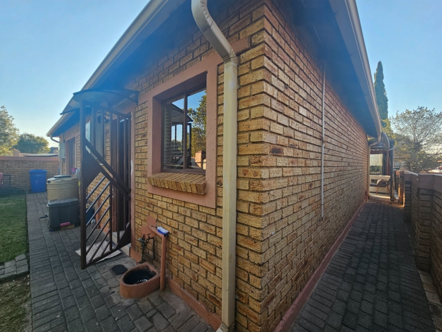 To Let 3 Bedroom Property for Rent in Heuwelsig Estate Gauteng