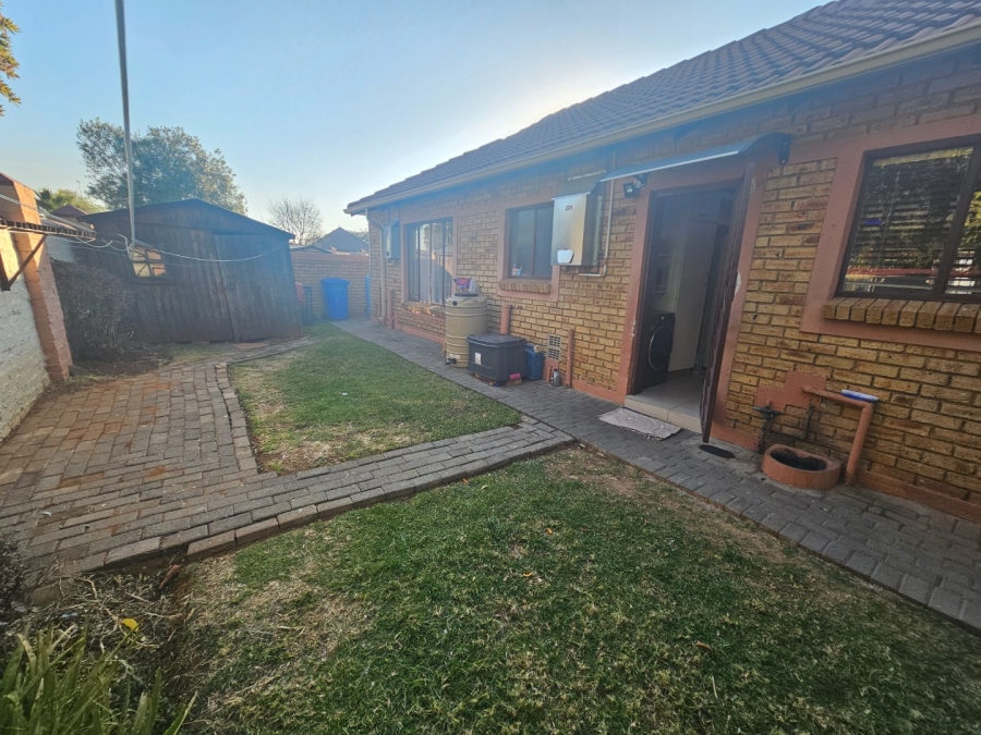 To Let 3 Bedroom Property for Rent in Heuwelsig Estate Gauteng