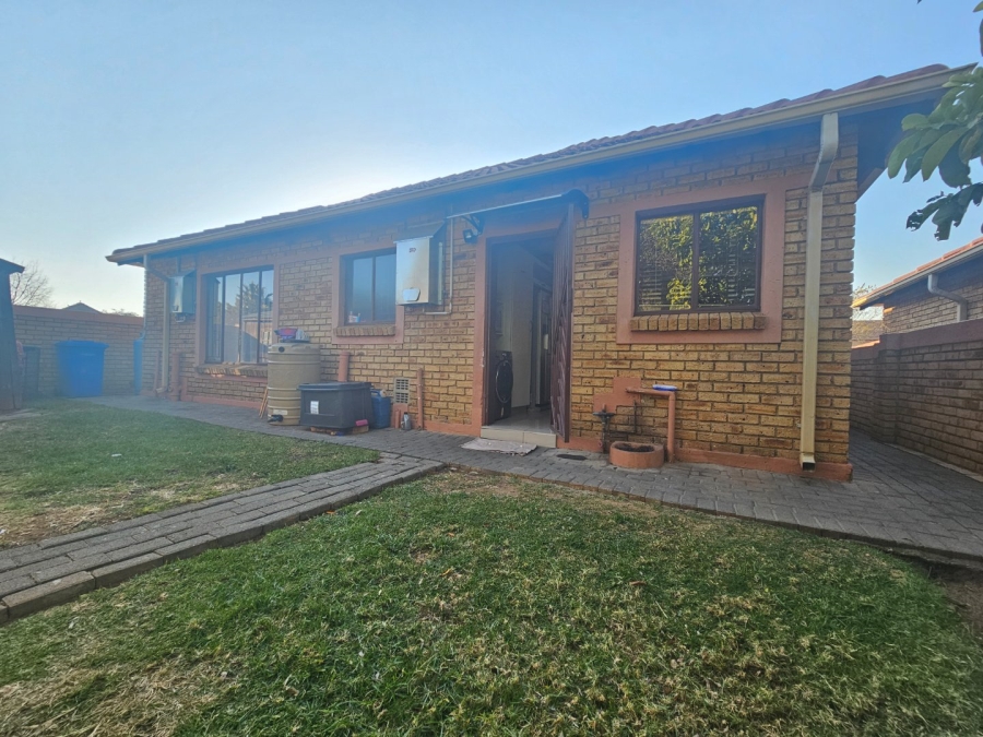To Let 3 Bedroom Property for Rent in Heuwelsig Estate Gauteng