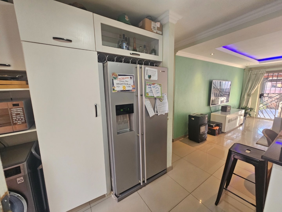 To Let 3 Bedroom Property for Rent in Heuwelsig Estate Gauteng
