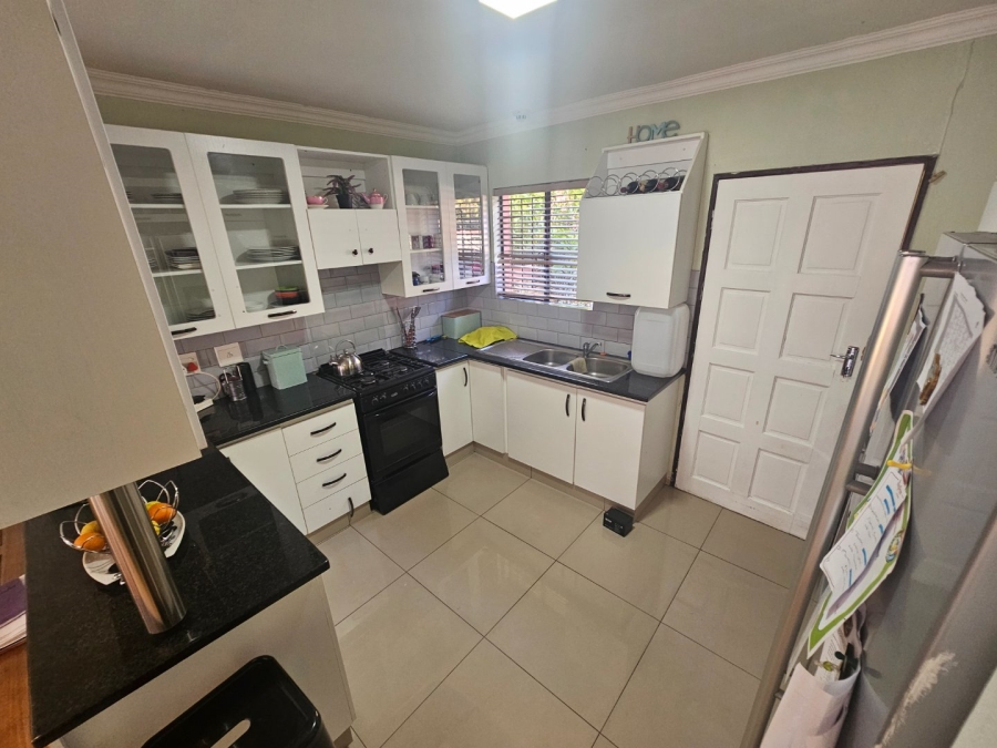 To Let 3 Bedroom Property for Rent in Heuwelsig Estate Gauteng