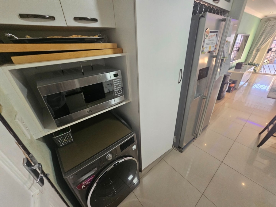 To Let 3 Bedroom Property for Rent in Heuwelsig Estate Gauteng