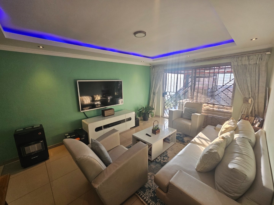 To Let 3 Bedroom Property for Rent in Heuwelsig Estate Gauteng