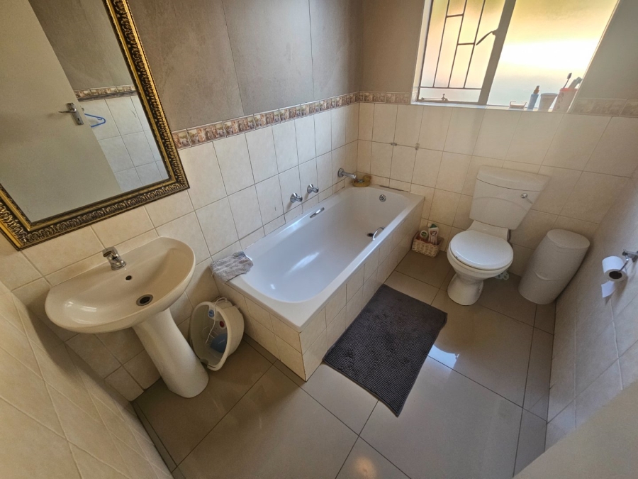 To Let 3 Bedroom Property for Rent in Heuwelsig Estate Gauteng