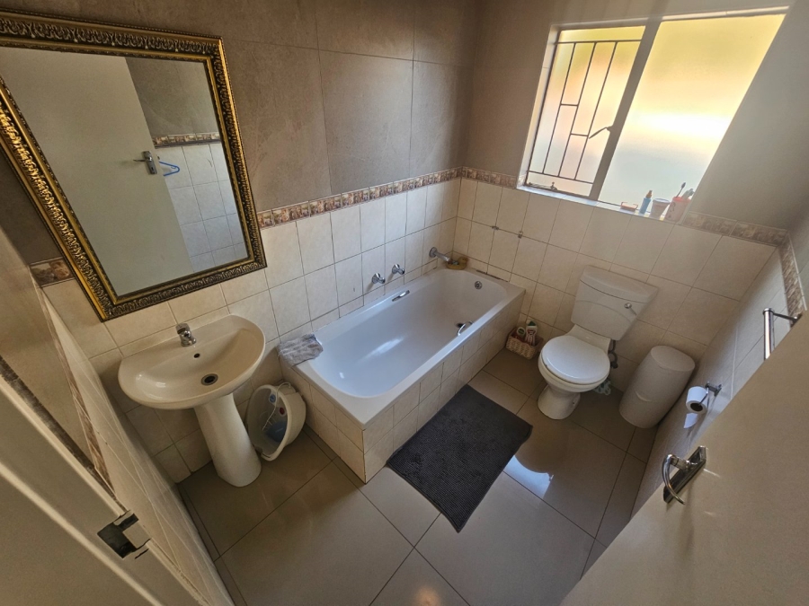 To Let 3 Bedroom Property for Rent in Heuwelsig Estate Gauteng