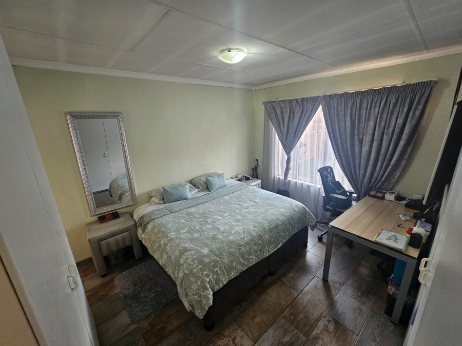 To Let 3 Bedroom Property for Rent in Heuwelsig Estate Gauteng