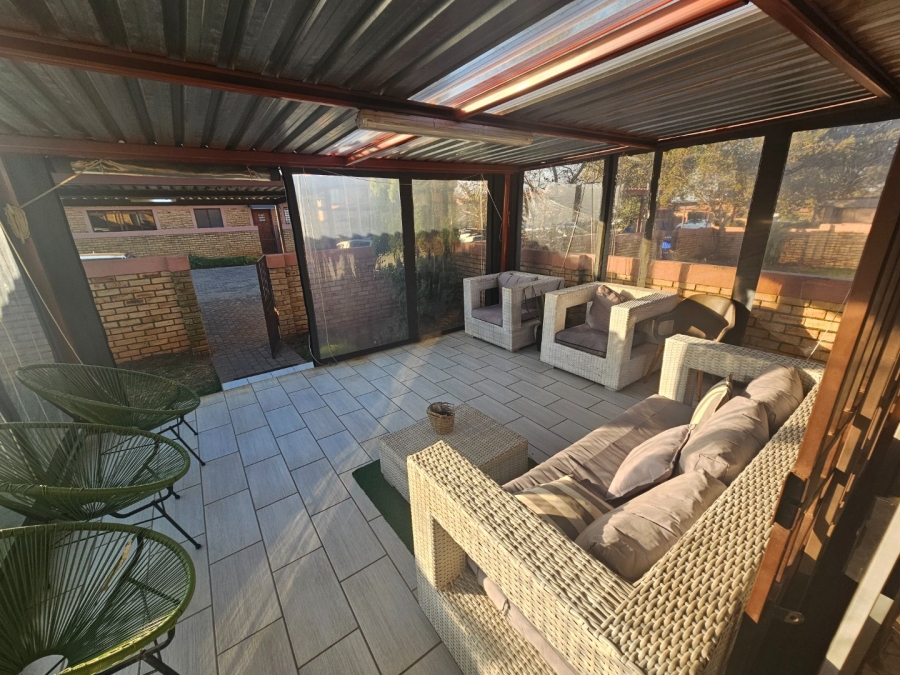To Let 3 Bedroom Property for Rent in Heuwelsig Estate Gauteng