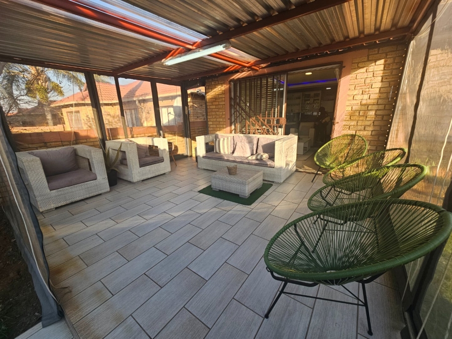 To Let 3 Bedroom Property for Rent in Heuwelsig Estate Gauteng