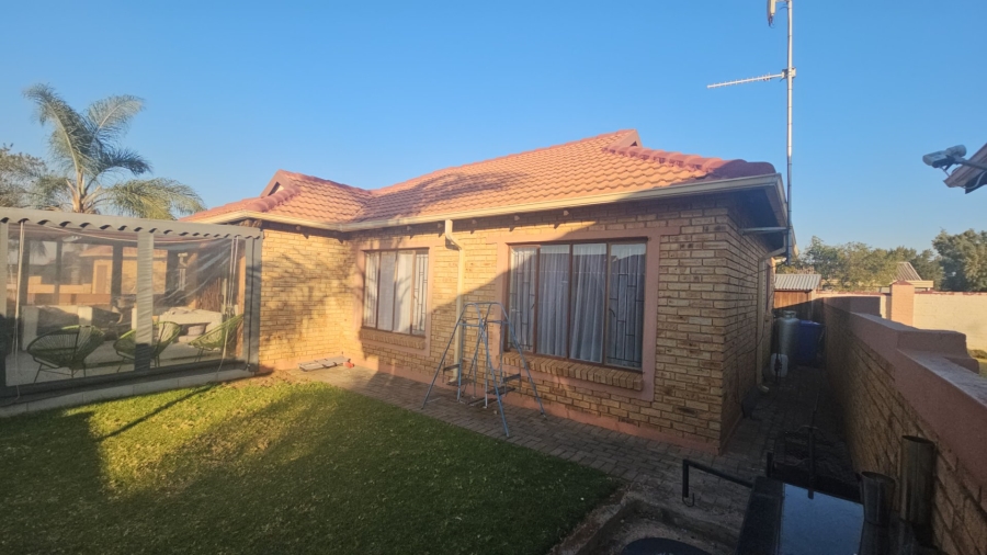 To Let 3 Bedroom Property for Rent in Heuwelsig Estate Gauteng