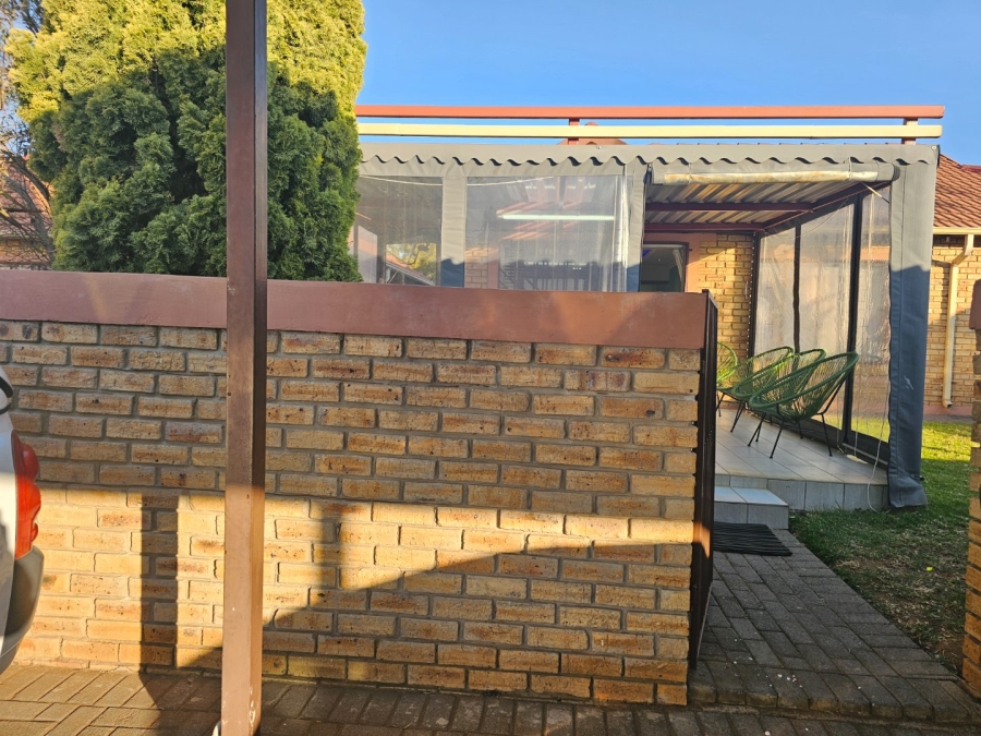 To Let 3 Bedroom Property for Rent in Heuwelsig Estate Gauteng