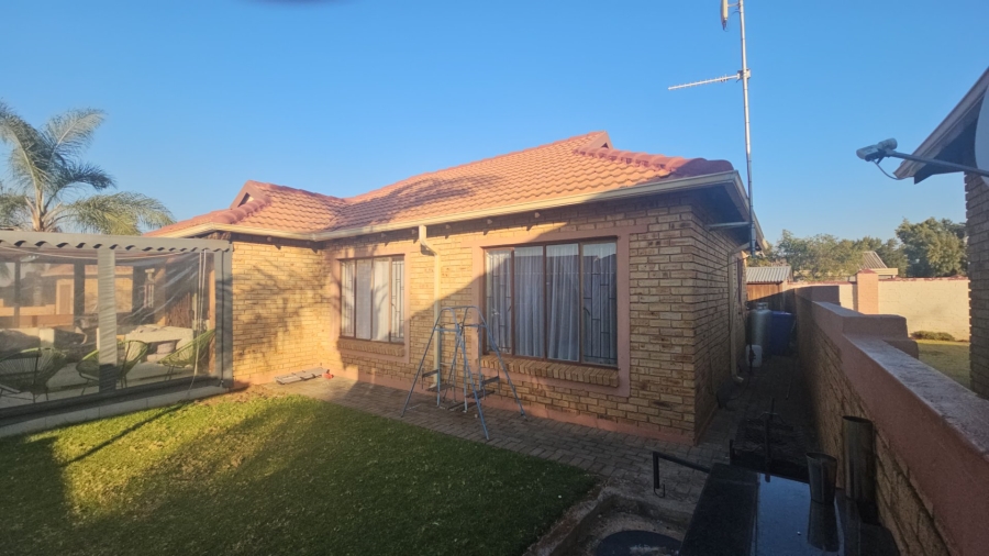 To Let 3 Bedroom Property for Rent in Heuwelsig Estate Gauteng