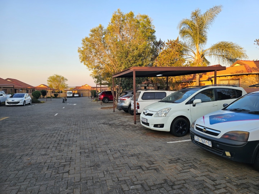 To Let 3 Bedroom Property for Rent in Heuwelsig Estate Gauteng