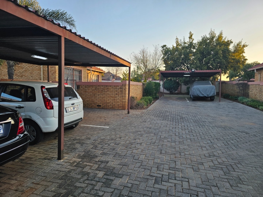 To Let 3 Bedroom Property for Rent in Heuwelsig Estate Gauteng