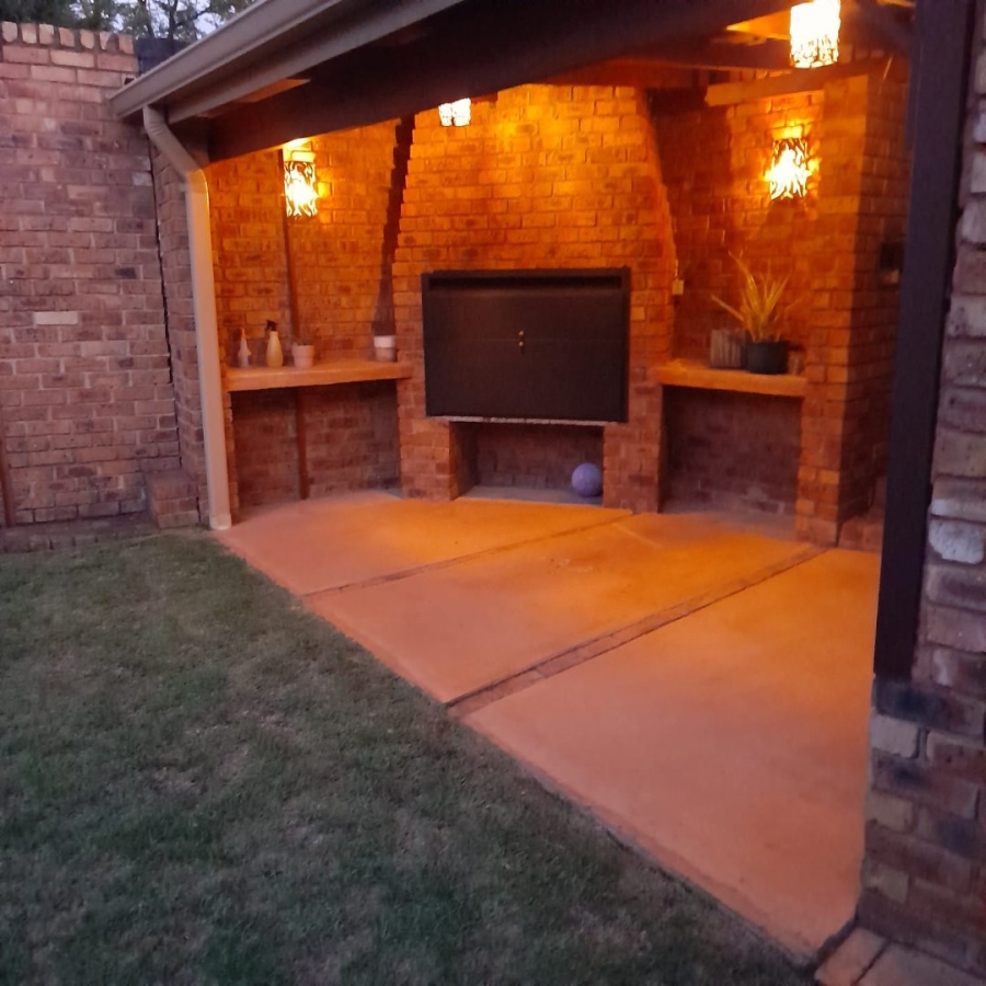 To Let 3 Bedroom Property for Rent in Mondeor Gauteng