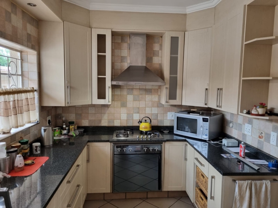 To Let 3 Bedroom Property for Rent in Mondeor Gauteng