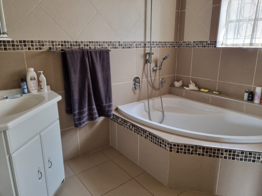 To Let 3 Bedroom Property for Rent in Mondeor Gauteng