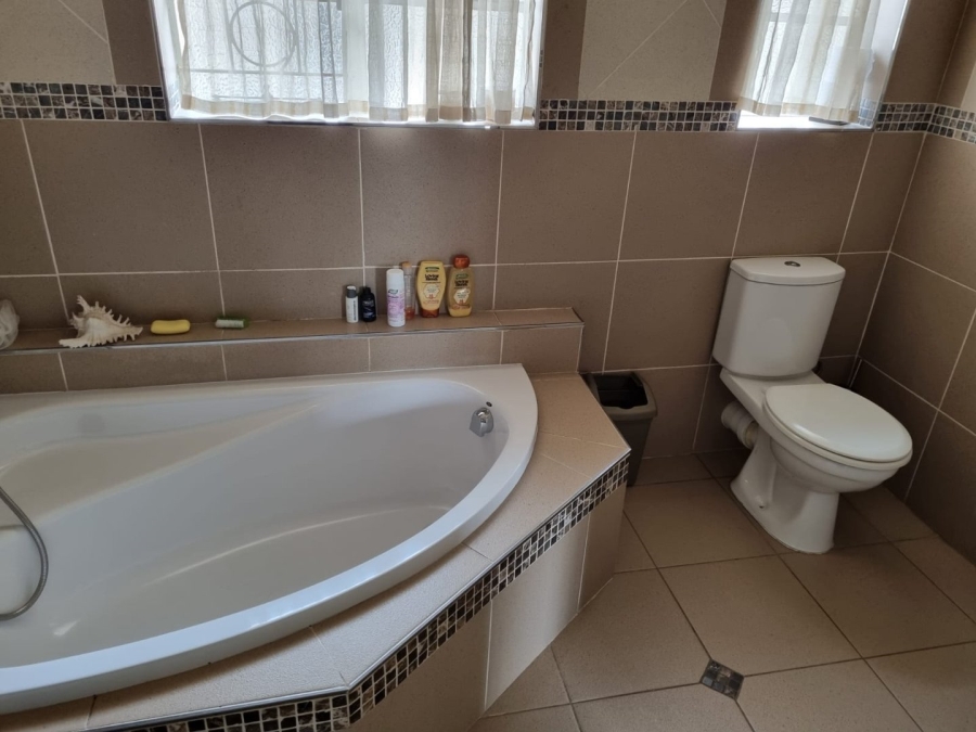 To Let 3 Bedroom Property for Rent in Mondeor Gauteng