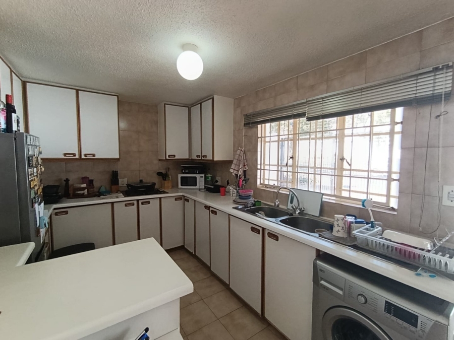 To Let 1 Bedroom Property for Rent in Highlands North Gauteng