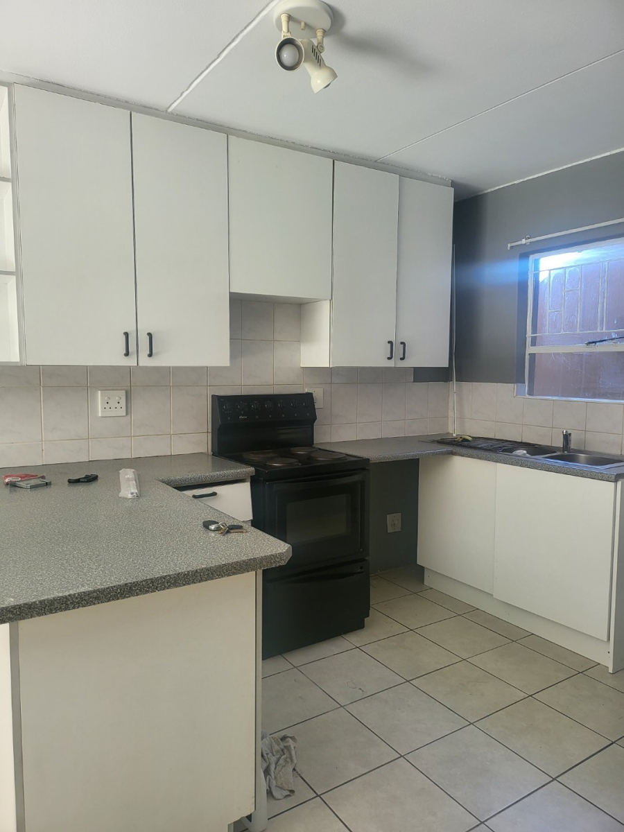To Let 2 Bedroom Property for Rent in Vorna Valley Gauteng