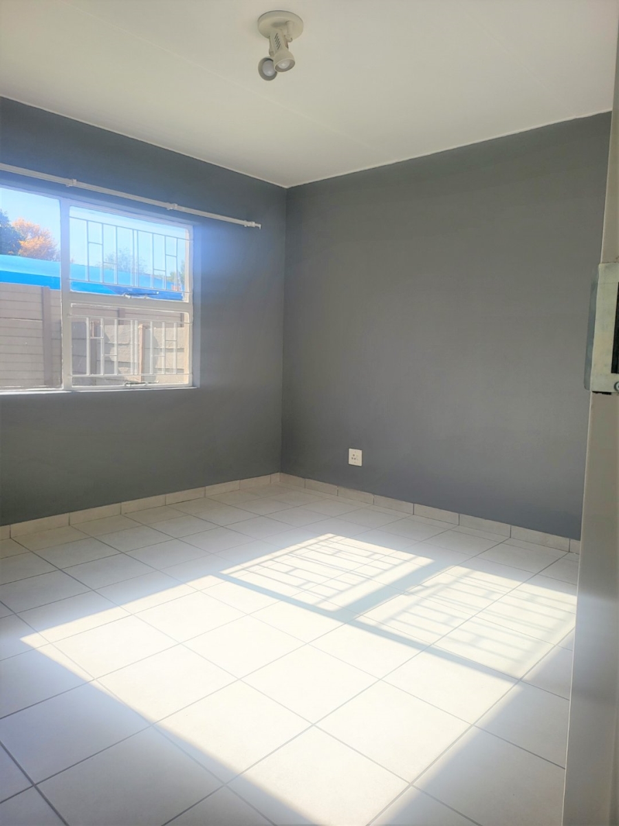 To Let 2 Bedroom Property for Rent in Vorna Valley Gauteng