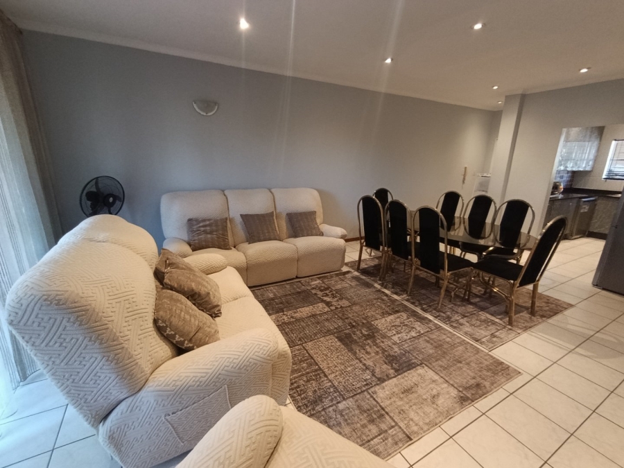 To Let 2 Bedroom Property for Rent in Houghton Estate Gauteng