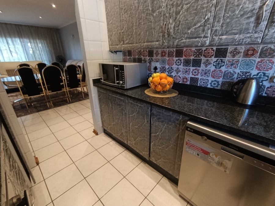 To Let 2 Bedroom Property for Rent in Houghton Estate Gauteng