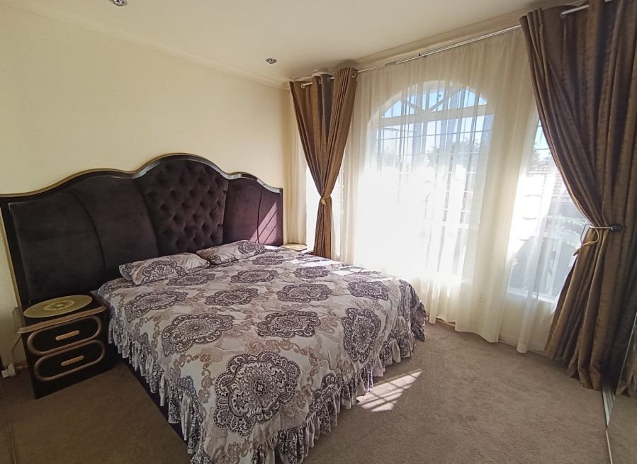 To Let 2 Bedroom Property for Rent in Houghton Estate Gauteng
