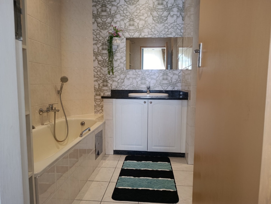 To Let 2 Bedroom Property for Rent in Houghton Estate Gauteng