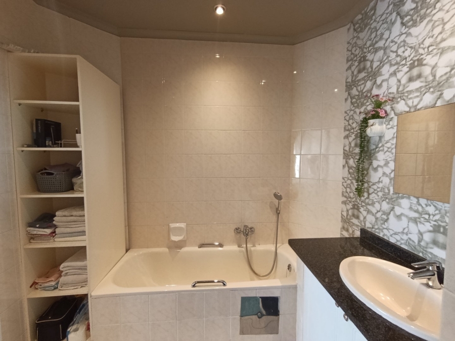 To Let 2 Bedroom Property for Rent in Houghton Estate Gauteng