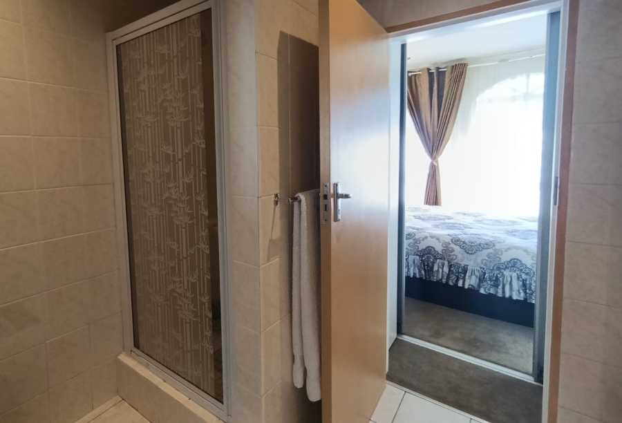 To Let 2 Bedroom Property for Rent in Houghton Estate Gauteng