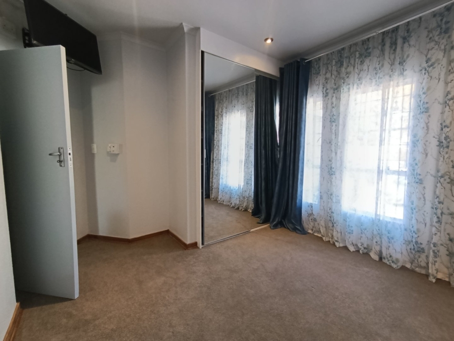 To Let 2 Bedroom Property for Rent in Houghton Estate Gauteng