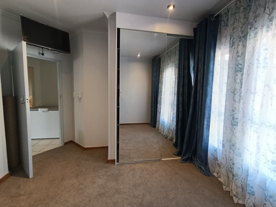 To Let 2 Bedroom Property for Rent in Houghton Estate Gauteng