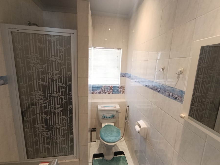 To Let 2 Bedroom Property for Rent in Houghton Estate Gauteng